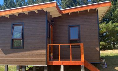 Se vende hermosa parcela de media hectárea (5.000 m²) con casa habitacional de 55 m², ideal para vivir o descansar en un entorno tranquilo y natura
