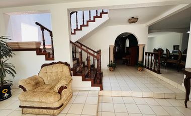 Casa con gran jardín en venta en privado Balcones de Santa María Morelia $8,090,000