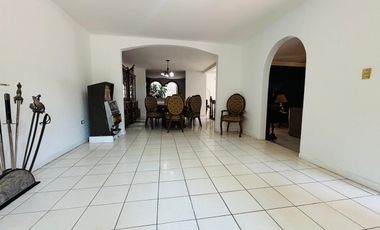 Casa con gran jardín en venta en privado Balcones de Santa María Morelia $8,090,000
