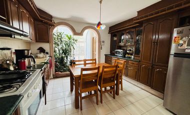 Casa con gran jardín en venta en privado Balcones de Santa María Morelia $8,090,000