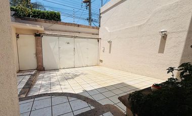 Casa con gran jardín en venta en privado Balcones de Santa María Morelia $8,090,000