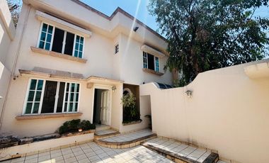 Casa con gran jardín en venta en privado Balcones de Santa María Morelia $8,090,000