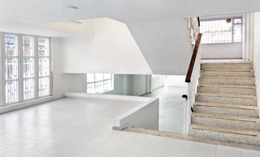 Arrienda casa comercial en Bogota La castellana