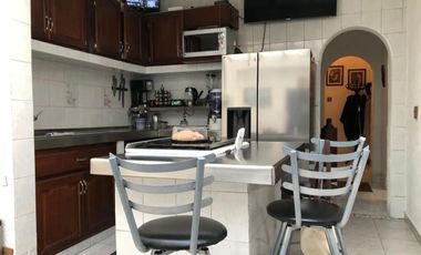 VENDO CASA EN EL CORAZON DE LA CONDESA CON FACTIBILIDAD DE SACAR USO DE SUELO