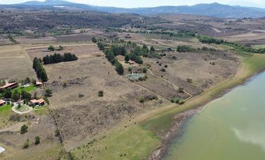 Terreno con vista espectacular a pie de lago en Tapalpa