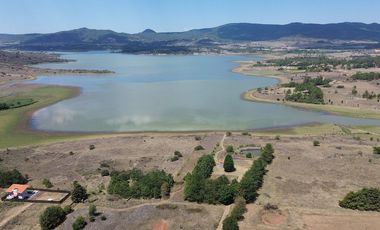 Terreno con vista espectacular a pie de lago en Tapalpa
