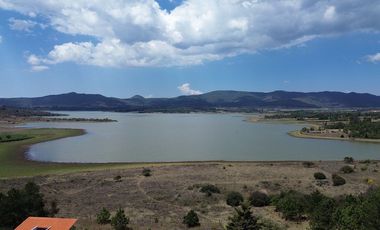 Terreno con vista espectacular a pie de lago en Tapalpa