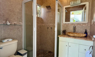 VENTA DE EXCELENTE CASA PRIVADA EN COLINAS DE STA.FE