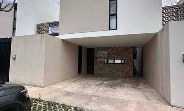 casa en renta de 3 recamaras en Temozon norte Merida con alberca