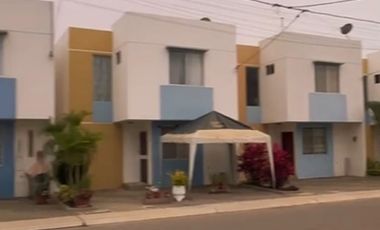 SALINAS CONJUNTO PRIVADO: CASA 3/3 CON PISCINA