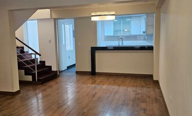 SE ALQUILA LINDO DUPLEX BIEN UBICADO