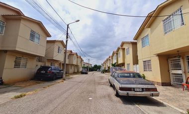 Alquiler de Cómoda Casa de 3 Dormitorios, dentro de Conjunto Cerrado - Urbanización Villa Bonita Etapa 5, Vía a Daule