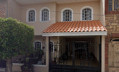 HERMOSA CASA DE DOS NIVELES AL NORTE DE SAHUAYO MICHOACAN CON 161m2 DE TERRENO