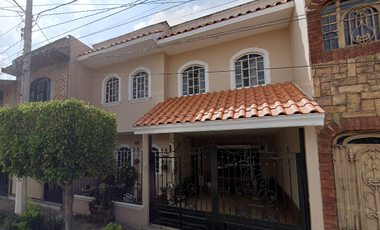 HERMOSA CASA DE DOS NIVELES AL NORTE DE SAHUAYO MICHOACAN CON 161m2 DE TERRENO