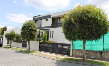 CASA EN VENTA POR ESTRENAR de 380 MTS. EN VENTA EN URBANIZACION DE PUEMBO