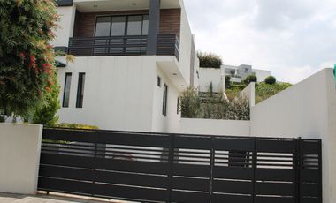 CASA EN VENTA POR ESTRENAR de 380 MTS. EN VENTA EN URBANIZACION DE PUEMBO