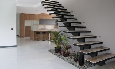 CASA EN VENTA POR ESTRENAR de 380 MTS. EN VENTA EN URBANIZACION DE PUEMBO