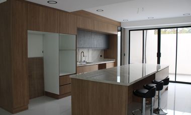 CASA EN VENTA POR ESTRENAR de 380 MTS. EN VENTA EN URBANIZACION DE PUEMBO