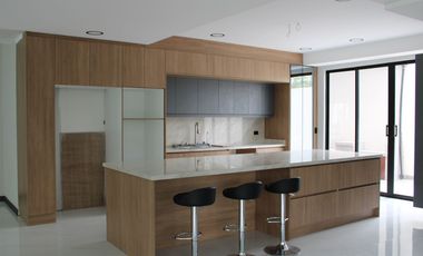 CASA EN VENTA POR ESTRENAR de 380 MTS. EN VENTA EN URBANIZACION DE PUEMBO