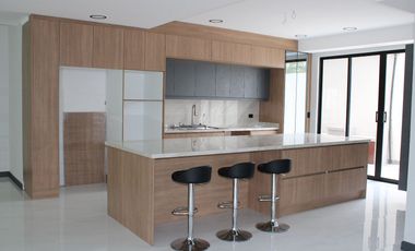 CASA EN VENTA POR ESTRENAR de 380 MTS. EN VENTA EN URBANIZACION DE PUEMBO