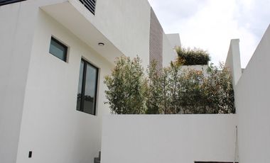 CASA EN VENTA POR ESTRENAR de 380 MTS. EN VENTA EN URBANIZACION DE PUEMBO