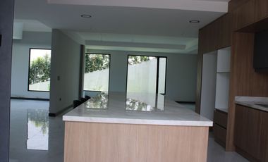 CASA EN VENTA POR ESTRENAR de 380 MTS. EN VENTA EN URBANIZACION DE PUEMBO
