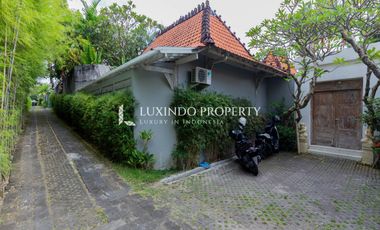 DISEWAKAN VILLA DENGAN 4 KAMAR TIDUR DI BERAWA