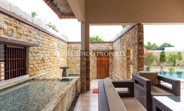 DIJUAL VILLA DENGAN 4 KAMAR TIDUR DI SANUR
