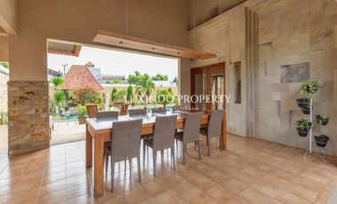 DIJUAL VILLA DENGAN 4 KAMAR TIDUR DI SANUR