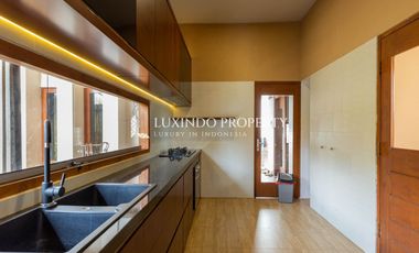 DIJUAL VILLA DENGAN 4 KAMAR TIDUR DI SANUR