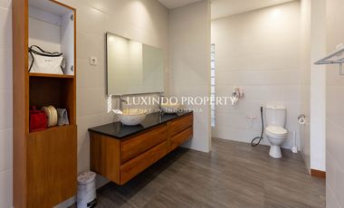 DIJUAL VILLA DENGAN 4 KAMAR TIDUR DI SANUR