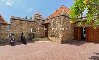 DIJUAL VILLA DENGAN 4 KAMAR TIDUR DI SANUR