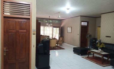 [Cocok untuk bisnis disebelah Sbux & Rumah Sakit] Rumah Ronggowarsito 40A Lokasi Strategis di depan jalan utama