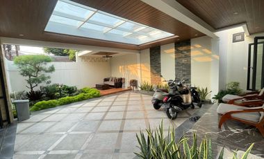 Rumah mewah Kebon Jeruk, perbatasan Permata Hijau 206m 2 lantai + rooftop, bangunan baru, row jalan lebar, harga murah, bebas banjir