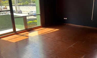 Renta de Local Comercial Amoblado de 7 ambientes, Sector La Pradera, Quito, Ecuador