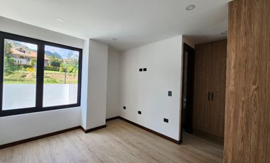 Casa en venta en Challuabamba en condominio privado – 4 dormitorios