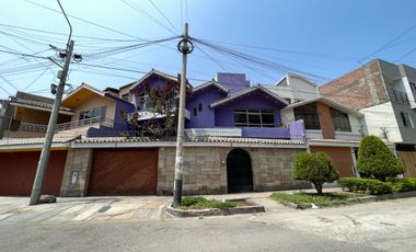 Amplia Casa Familiar de 3 Niveles con Cochera