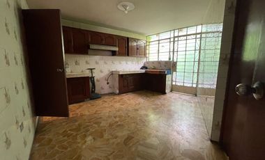 Amplia Casa Familiar de 3 Niveles con Cochera