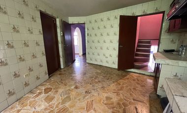 Amplia Casa Familiar de 3 Niveles con Cochera