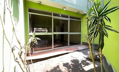 Amplia Casa Familiar de 3 Niveles con Cochera