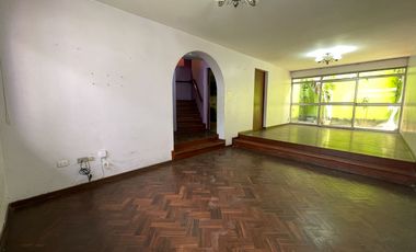 Amplia Casa Familiar de 3 Niveles con Cochera