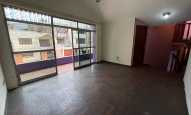 Amplia Casa Familiar de 3 Niveles con Cochera