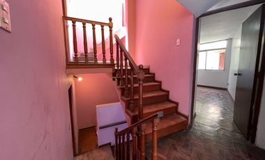 Amplia Casa Familiar de 3 Niveles con Cochera