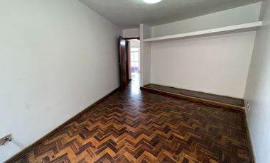 Amplia Casa Familiar de 3 Niveles con Cochera