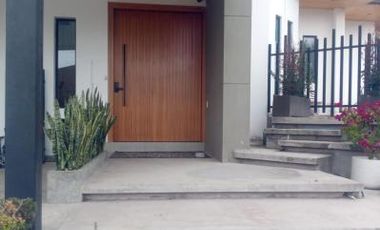 Renta de Casa de 4 Dormitorios, Sector Puembo Lomas de Nápoles, Ecuador