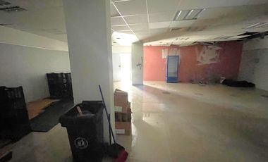 ARRIENDO Local comercial de 99,26 m2 Strip center, Metro San Joaquín