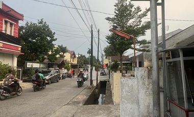 RUMAH BESAR  3 LANTAI  DIJUAL MURAH DI DEKAT BRIMOB DEPOK