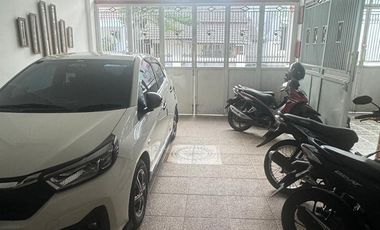 RUMAH BESAR  3 LANTAI  DIJUAL MURAH DI DEKAT BRIMOB DEPOK