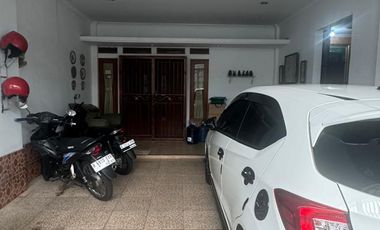 RUMAH BESAR  3 LANTAI  DIJUAL MURAH DI DEKAT BRIMOB DEPOK