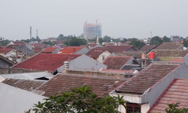 RUMAH BESAR  3 LANTAI  DIJUAL MURAH DI DEKAT BRIMOB DEPOK